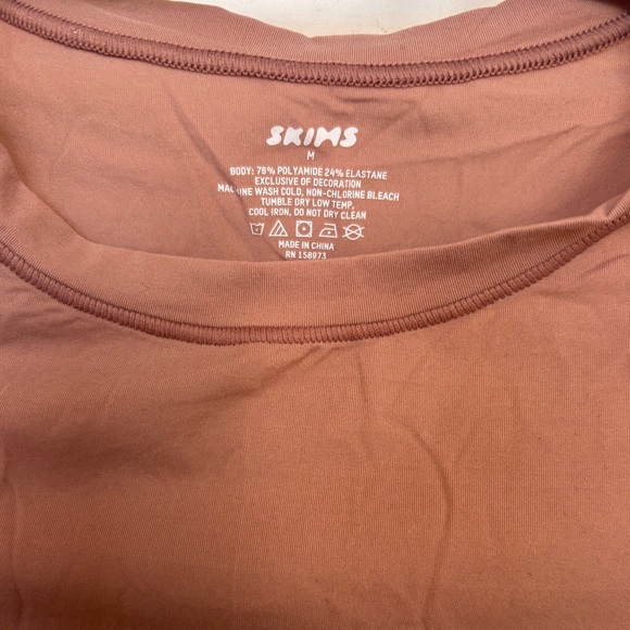SKIMS Fits Everybody in Rose Clay - Picture 2 of 2